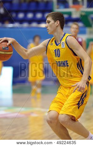 Kyjev, Ukrajina - 8. srpna: Svjatoslav Mykhailiuk Ukrajiny v akci během roku 2013 Eurobasket U16