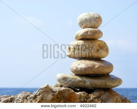 De piramide van stenen
