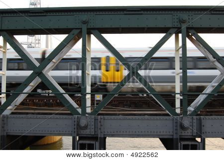 Treno attraversando il ponte