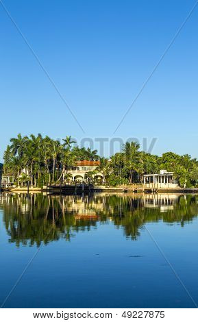 Luxury Houses At The Canal On  Pinetree Drive In Miami