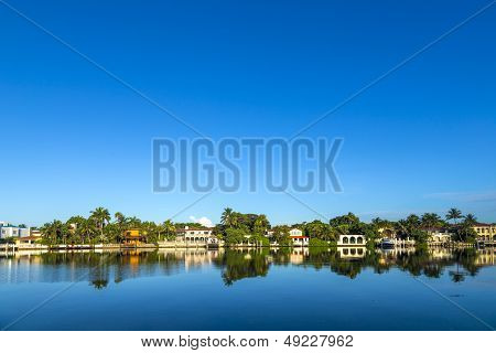 Luxury Houses At The Canal On  Pinetree Drive In Miami