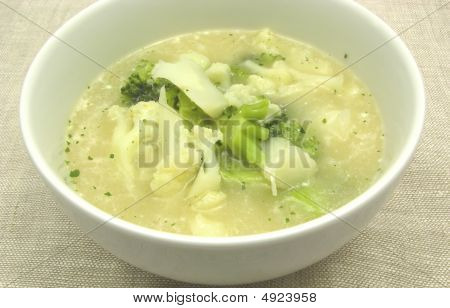 Zuppa di cavolfiori e Broccoli In una ciotola della porcellana