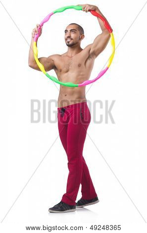 Mann Excecises mit Hula hoop reifen