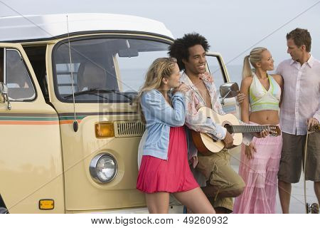 Skupina mnohonárodnostní mladých lidí s campervan