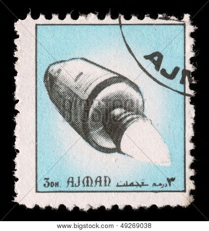 AJMAN - ca 1972: En stämpel tryckt i emiratet Ajman Visa rymdskepp, circa 1972