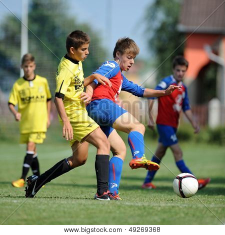 KAPOSVAR, Macaristan - 20 Temmuz: Tanımlanamayan oyuncular eylem IX. Gençlik futbol Festivali maç
