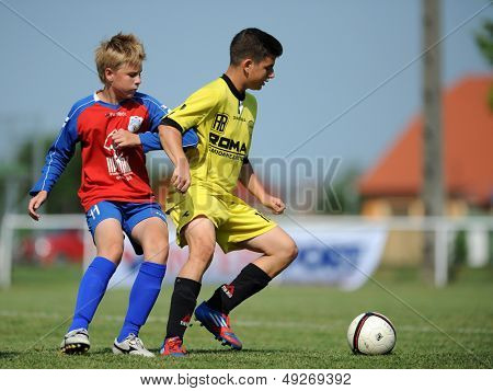 KAPOSVAR, Macaristan - 20 Temmuz: Tanımlanamayan oyuncular eylem IX. Gençlik futbol Festivali maç