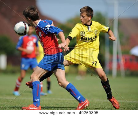 KAPOSVAR, Macaristan - 20 Temmuz: Tanımlanamayan oyuncular eylem IX. Gençlik futbol Festivali maç