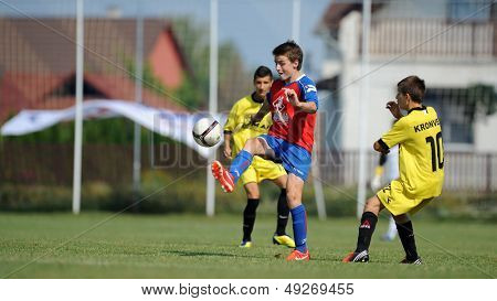 KAPOSVAR, Macaristan - 20 Temmuz: Tanımlanamayan oyuncular eylem IX. Gençlik futbol Festivali maç