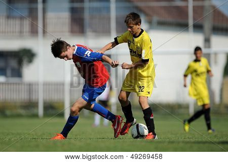KAPOSVAR, Macaristan - 20 Temmuz: Tanımlanamayan oyuncular eylem IX. Gençlik futbol Festivali maç