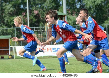 KAPOSVAR, Macaristan - 20 Temmuz: IX Minsk oyuncuları kutlamak. Gençlik futbol Festivali maç Minsk 