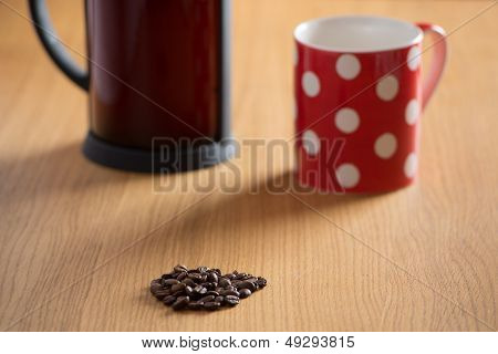 Chicchi di caffè, caffettiera e rosso Spotty Mug