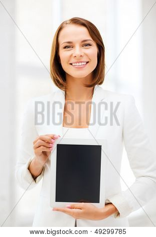 Office, iş, teknoloji ve internet kavramı - iş kadını ofiste tablet pc ile
