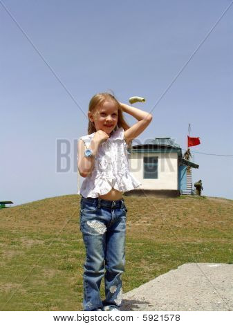 Petite fille contre le ciel bleu