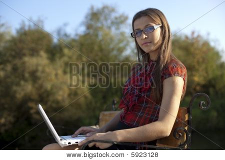 Meisje op Bank werk met laptop