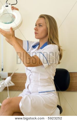 Frau in der Kosmetik-salon