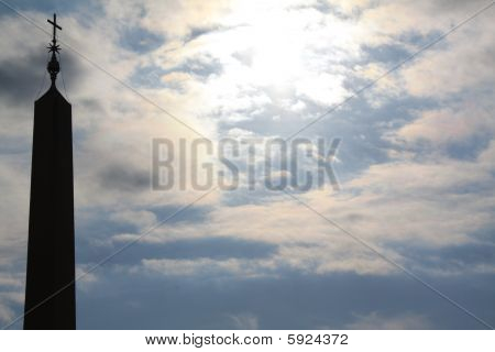 Croce su un obelisco