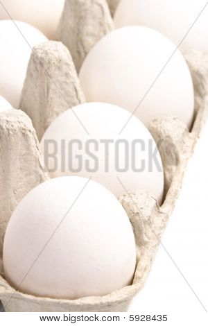 weiße Eier in Verpackung
