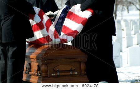 ธงชาติสหรัฐอเมริกาเหนือหีบศพที่สุสานแห่งชาติอาร์ลิงตัน