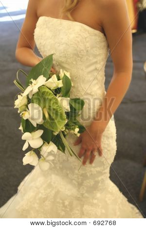 Traditionelles weißes Kleid mit einem Blumenstrauß