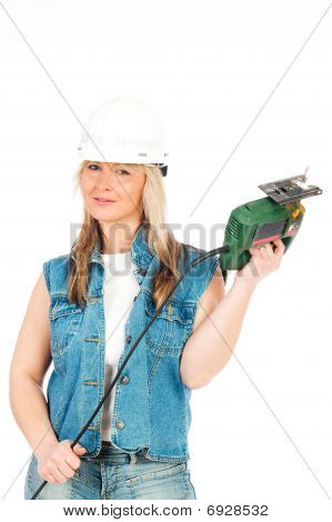 Giovane donna bionda sta lavorando con Jigsaw