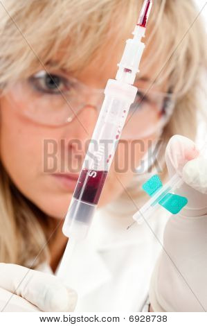 若い医者と血液サンプル
