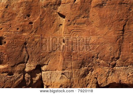 Petroglyphs ใกล้กับพูโบลโรงแรมในแคนยอน Chaco