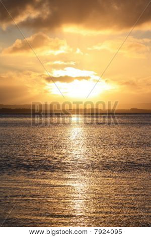 Auringon laskua vesi