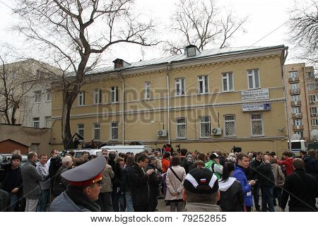 Near The Building Of The Tagansky Court To An Unauthorized Action There Were Supporters Of The Ver