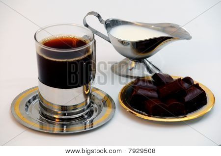 コーヒー、チョコレート、クロムの水差しをクリームします。