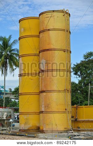 Bentonite and water silo