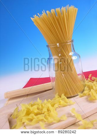 Raw spagetti in jar - studio soht