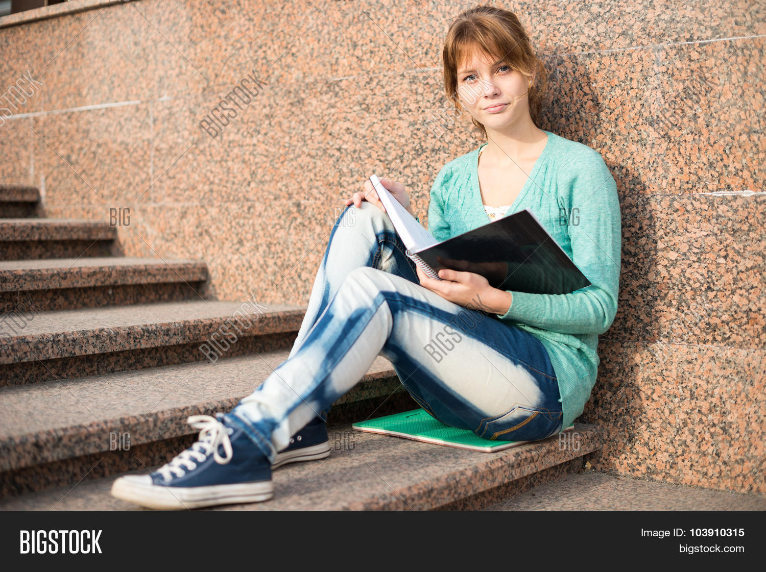 shikarnoy-studentka-na-lestnitse
