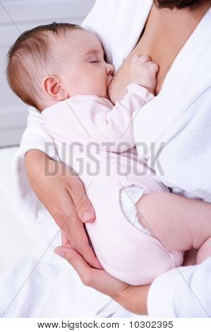 Neugeborenes Baby Muttermilch saugen