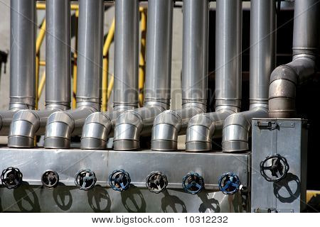 Metalen zilveren buis met ijzeren kraan