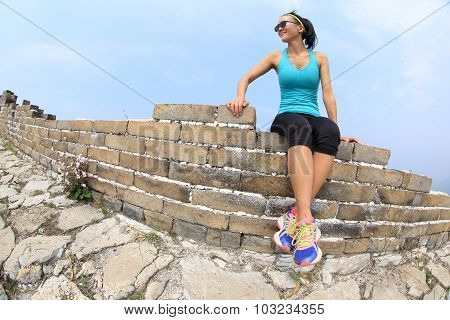 ftiness woman runner sit on great wall