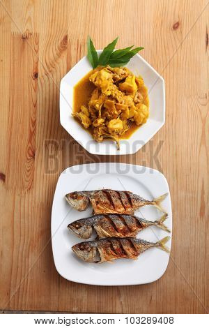 fried kembung fish and turmeric chicken