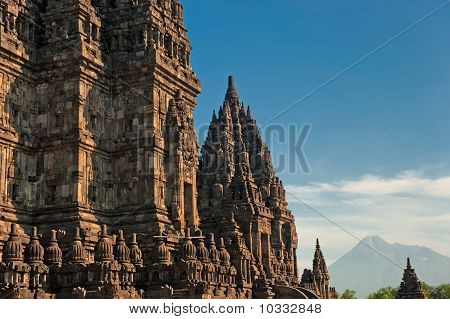Chrám Prambanan s Merapi sopky, Jáva, Indonésie