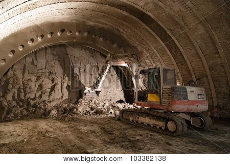 Digging the tunnel front
