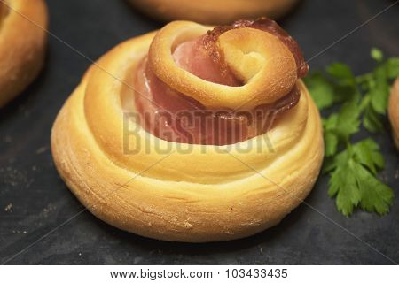 Buns curlicues of bacon