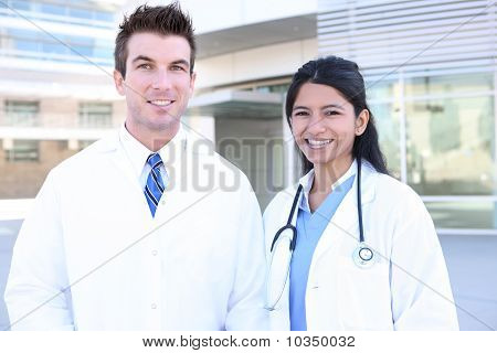 Médico e enfermeiro