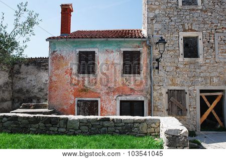 Buildings In Pican