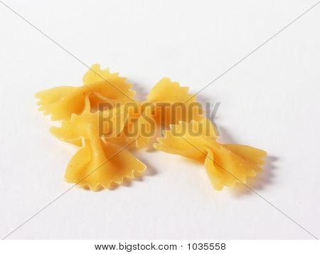 Pâtes Farfalle sur fond blanc