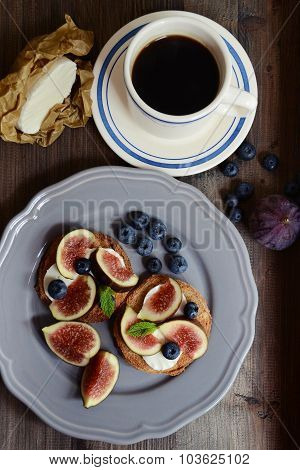 Toast with figs