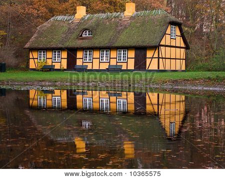 jaune cadre maison au lac