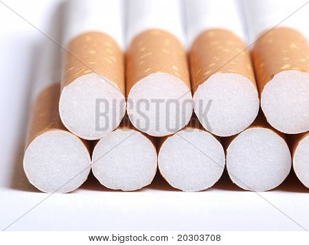 Fotografia a cores de cigarros filtrados closeup