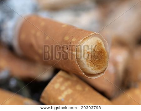 Fotografia a cores da montanha de sujas bitucas de cigarros filtrados