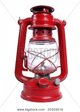 Färgfoto av en gammal röd fotogenlampa på en vit bakgrund