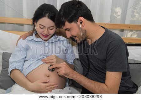 Men listen to pregnant women with a happy home mood.