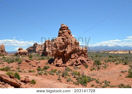 utahs arches national park has stunning landscapes filled with rock formations, arches and dunes